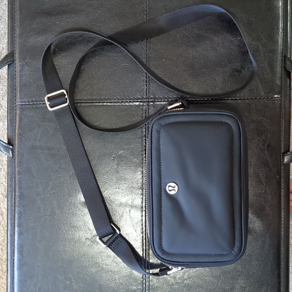 Lululemon crossbody camera bag